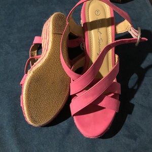 Shoes great condition and comfortable height!
